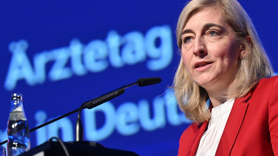 Pflegeversicherung: Debatte über höheren Pflegebeitrag für Kinderlose