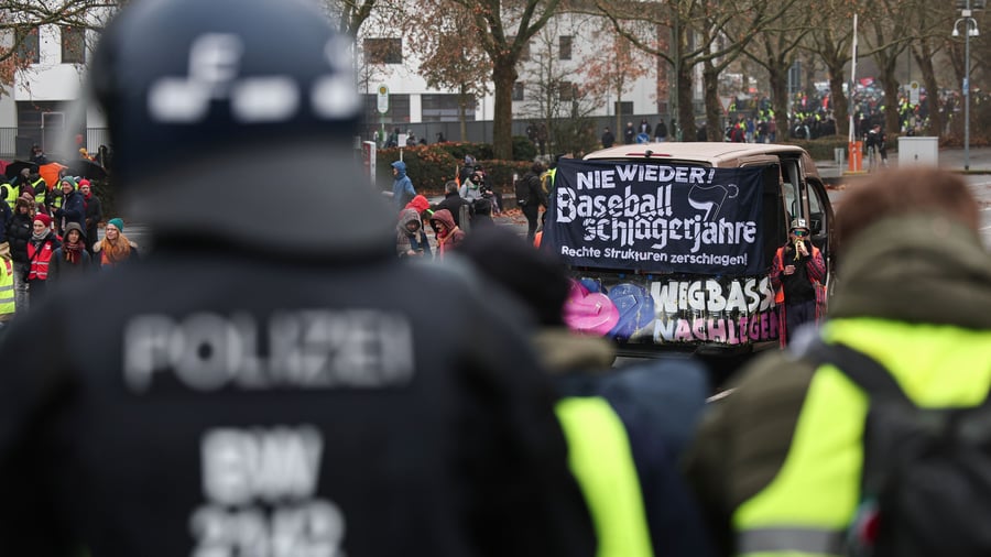 Großeinsatz der Polizei: Zehntausende protestieren gegen neue AfD-Jugendorganisation