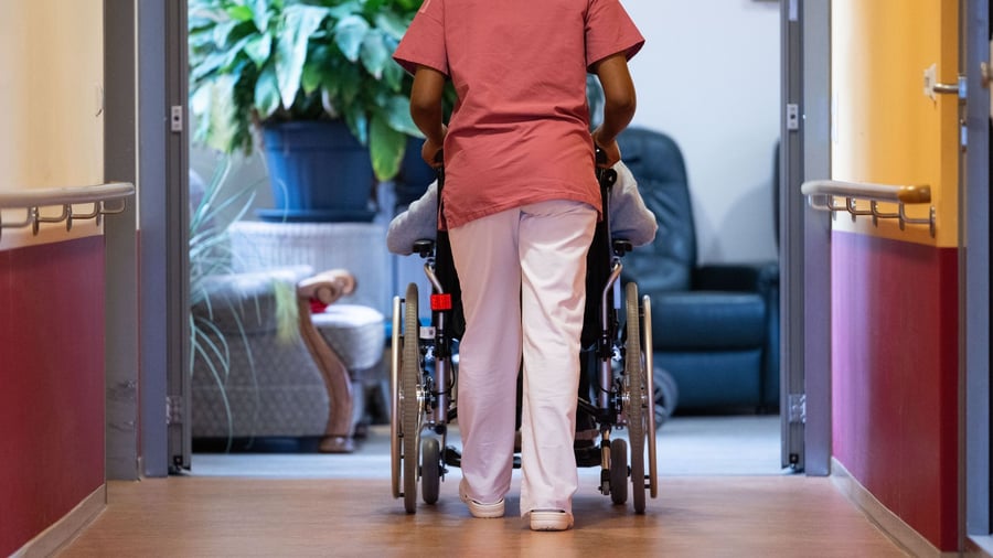 Gesundheitskosten: Pflegereform sieht Sparmaßnahmen und höhere Beiträge für Kinderlose vor