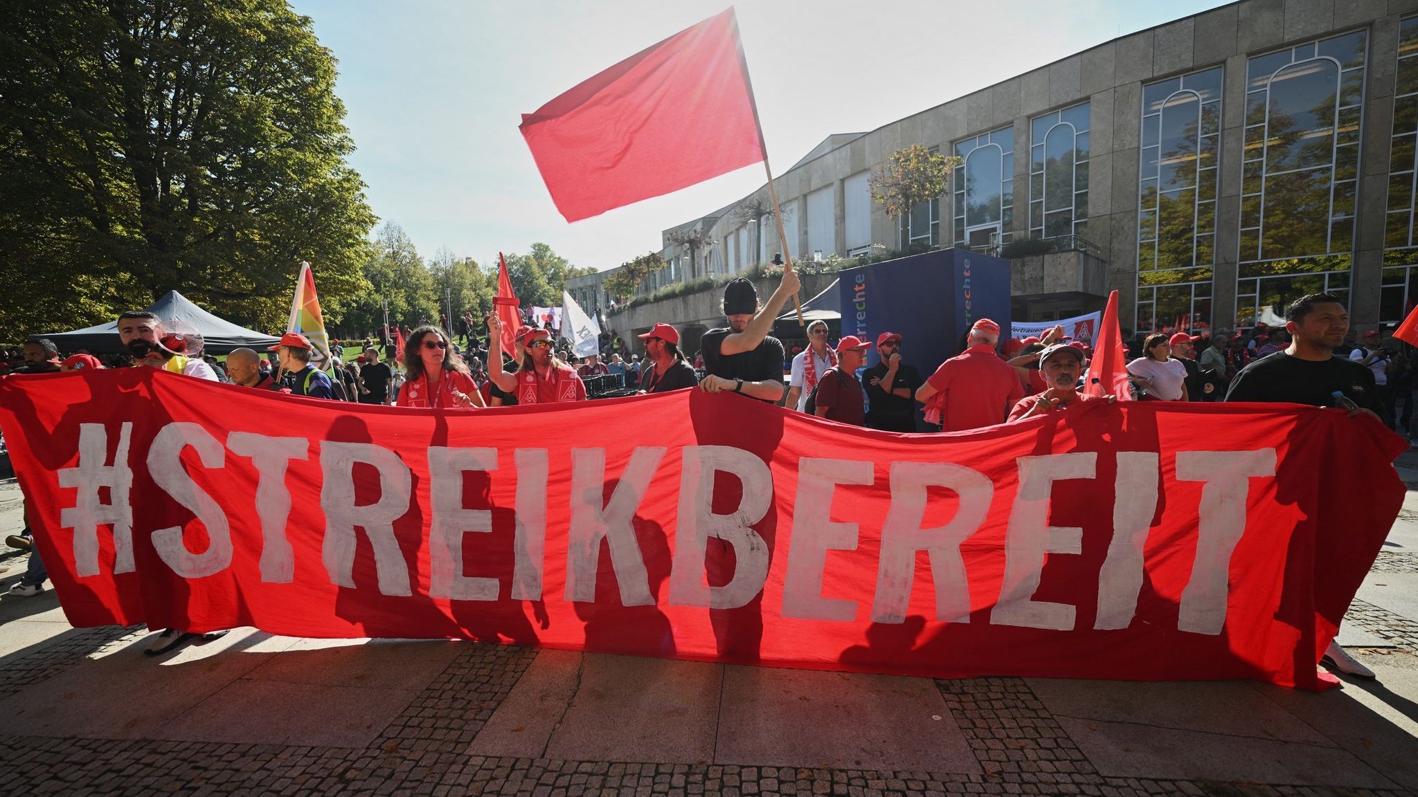 IG Metall rejects pay offer as warning strikes become possible