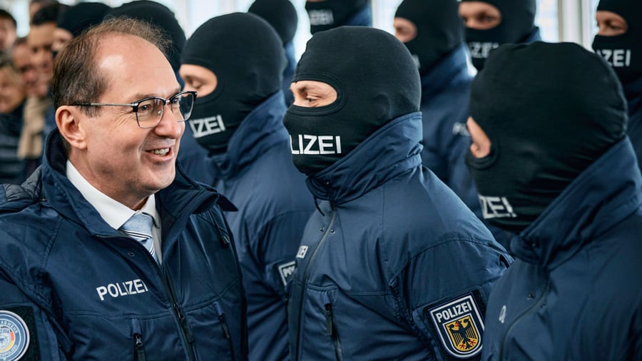 Besoldung: Bundesbeamte bekommen 7,6 Milliarden Euro Nachschlag