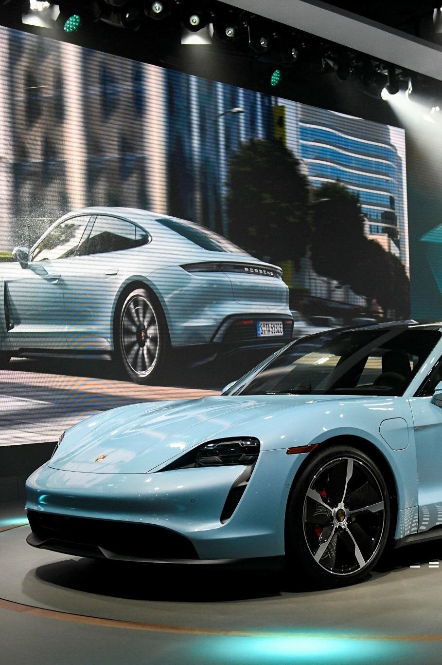 Investitionsbank Sachsen-Anhalt: Bank zahlt Unternehmer 50.000 Euro für  E-Porsche