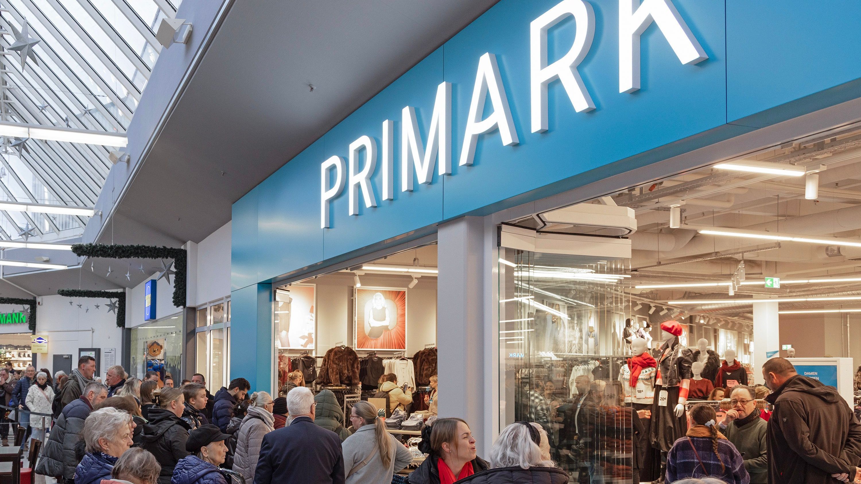Primark: Kleinere Filialen und Selbstscankassen – Primark will in ...