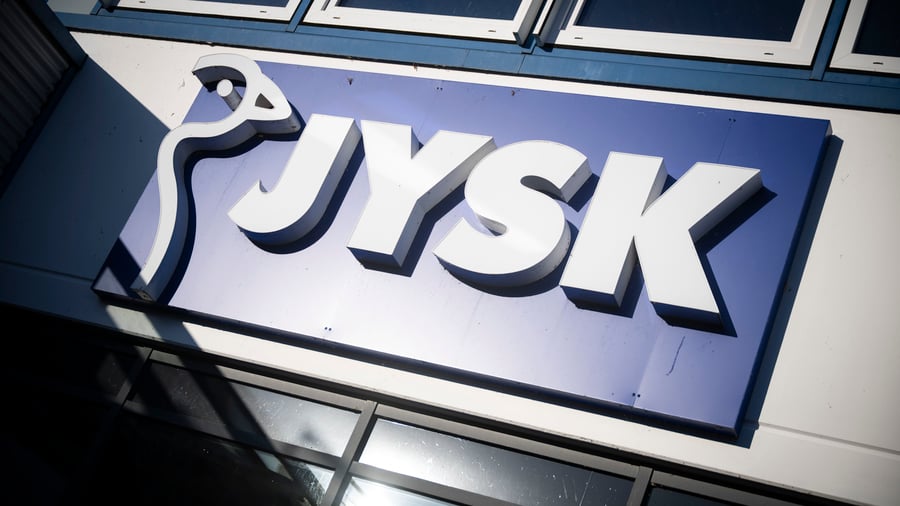Möbelmarkt: Die Möbelbranche schrumpft. Warum wächst Jysk trotzdem? das logo des daenischen moebelhaendlers jysk haengt ueber einer filiale in schwerin. jysk waechst in deuts