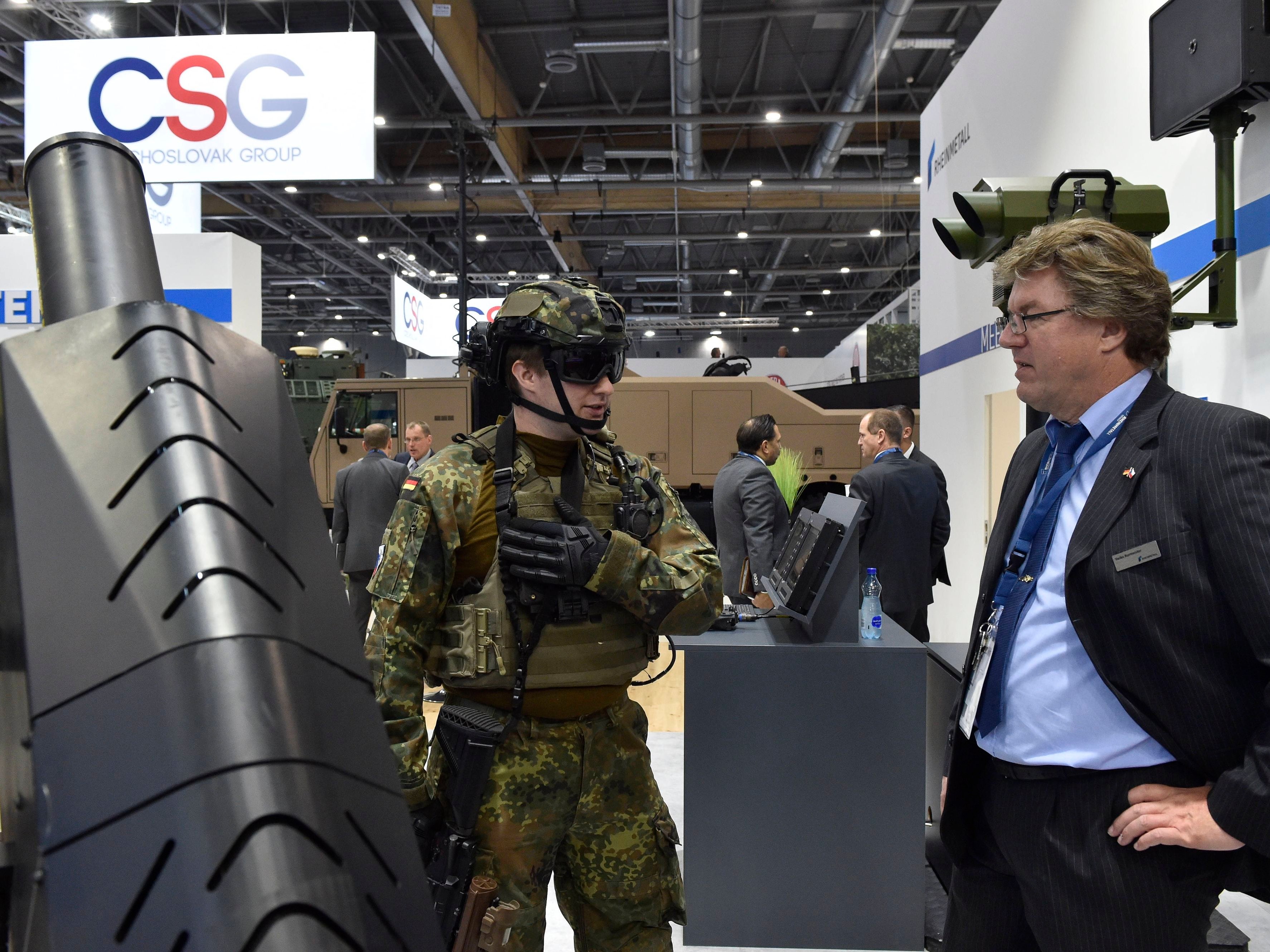 S級女優100人！手コキ100連発4時間 2