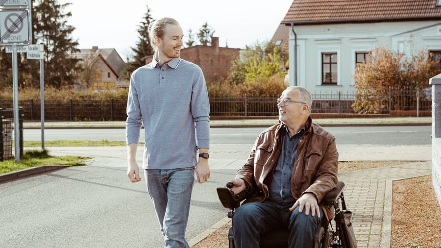 Kostenübernahme durchs Sozialamt: Dürfen Pflegebedürftige ein Erbe ausschlagen?