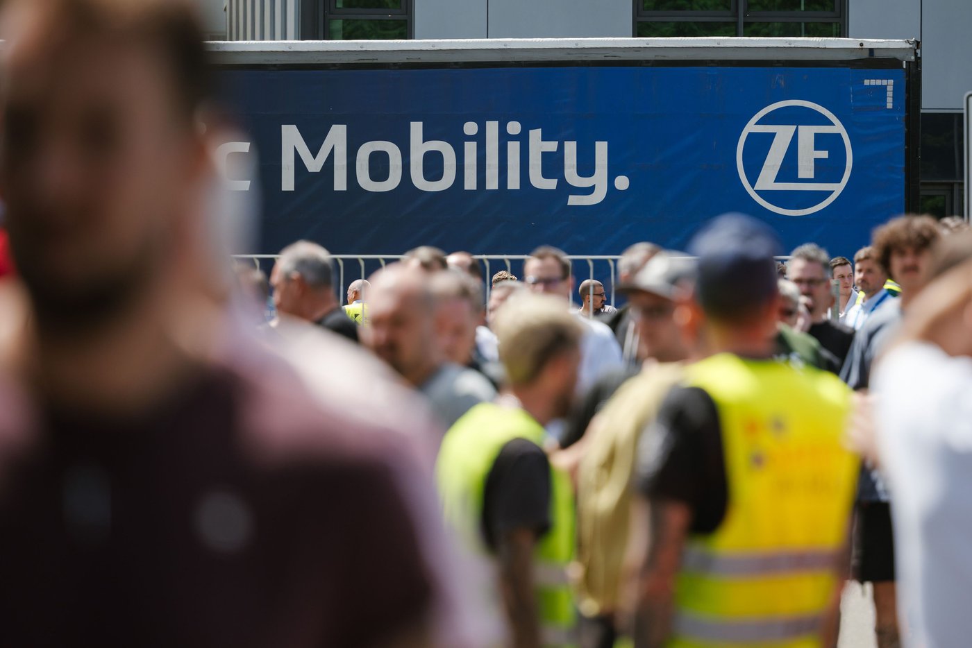 ZF in der Krise: Vorstand raus Vorstand raus schallt es aus der Menge