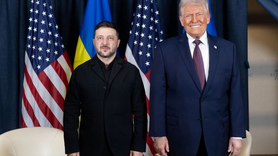 Ukraine-Krieg: Selenskyj kündigt Gespräche mit USA und Russland an ukraineaposs president volodymyr zelenskiy and u.s. president donald trump pose for a photo during