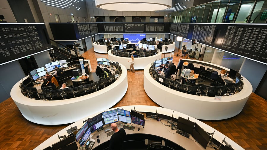 Börse aktuell: Dax mit leichten Gewinnen – Ölpreise bleiben hoch