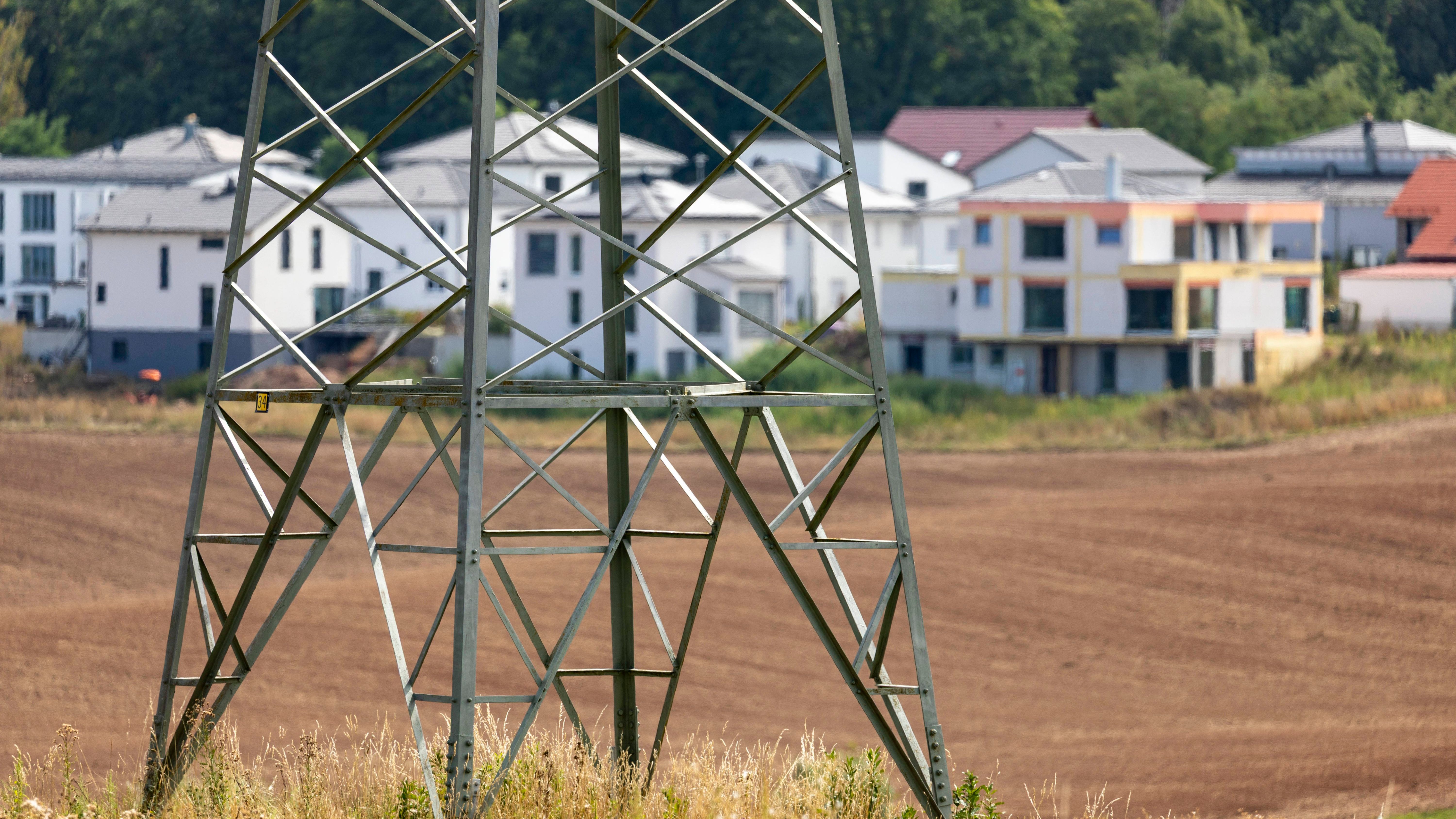 Mortgage rates: What homeowners should consider when refinancing
