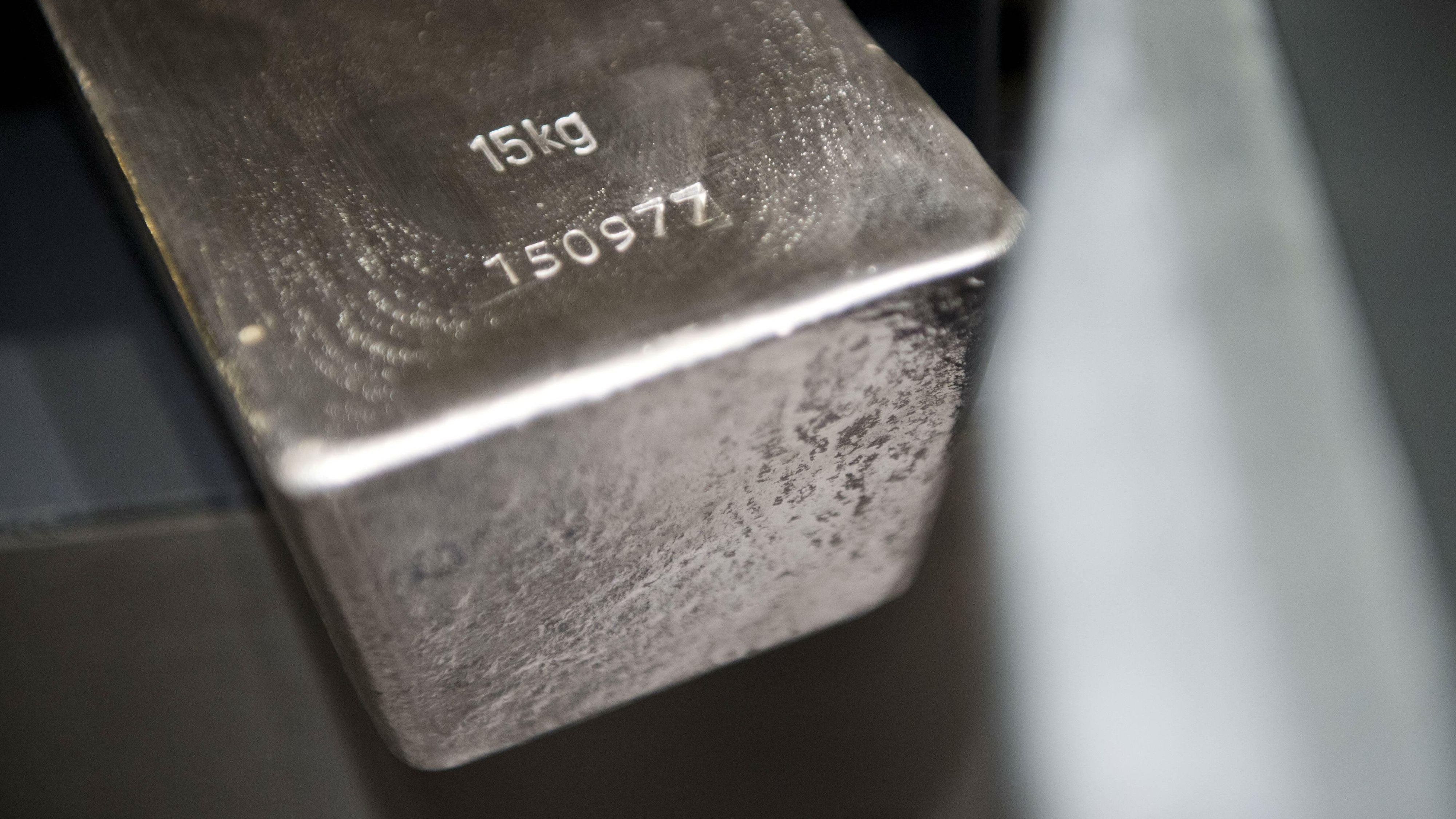 Silberpreis aktuell: Silberpreis bricht ein – geopolitische Risiken schüren Zinsängste