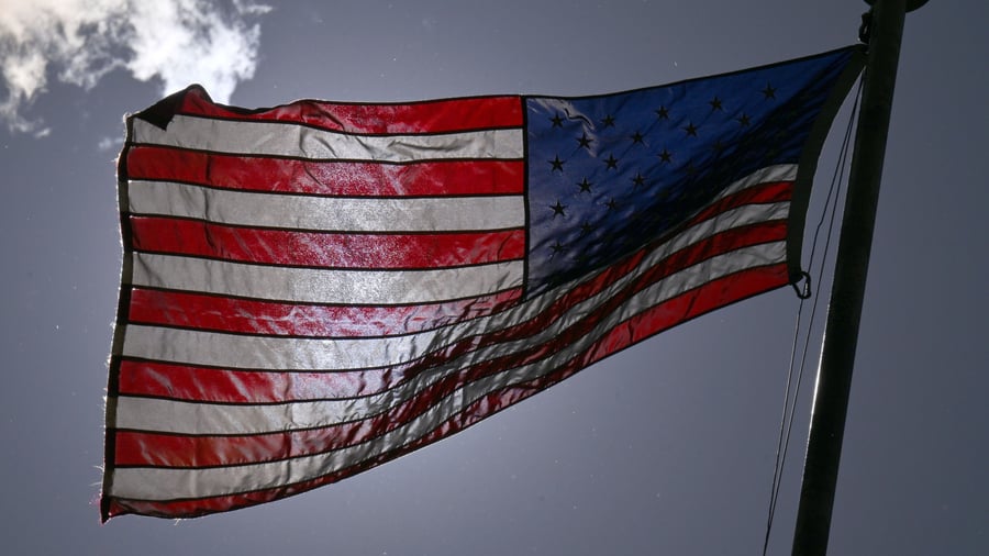 Plus 4,4 Prozent: US-Wirtschaft etwas besser in Form als gedacht archiv 16.05.2025 hessen rasdorf us flagge aufnahme mit einer drohne. einer untersuchung des