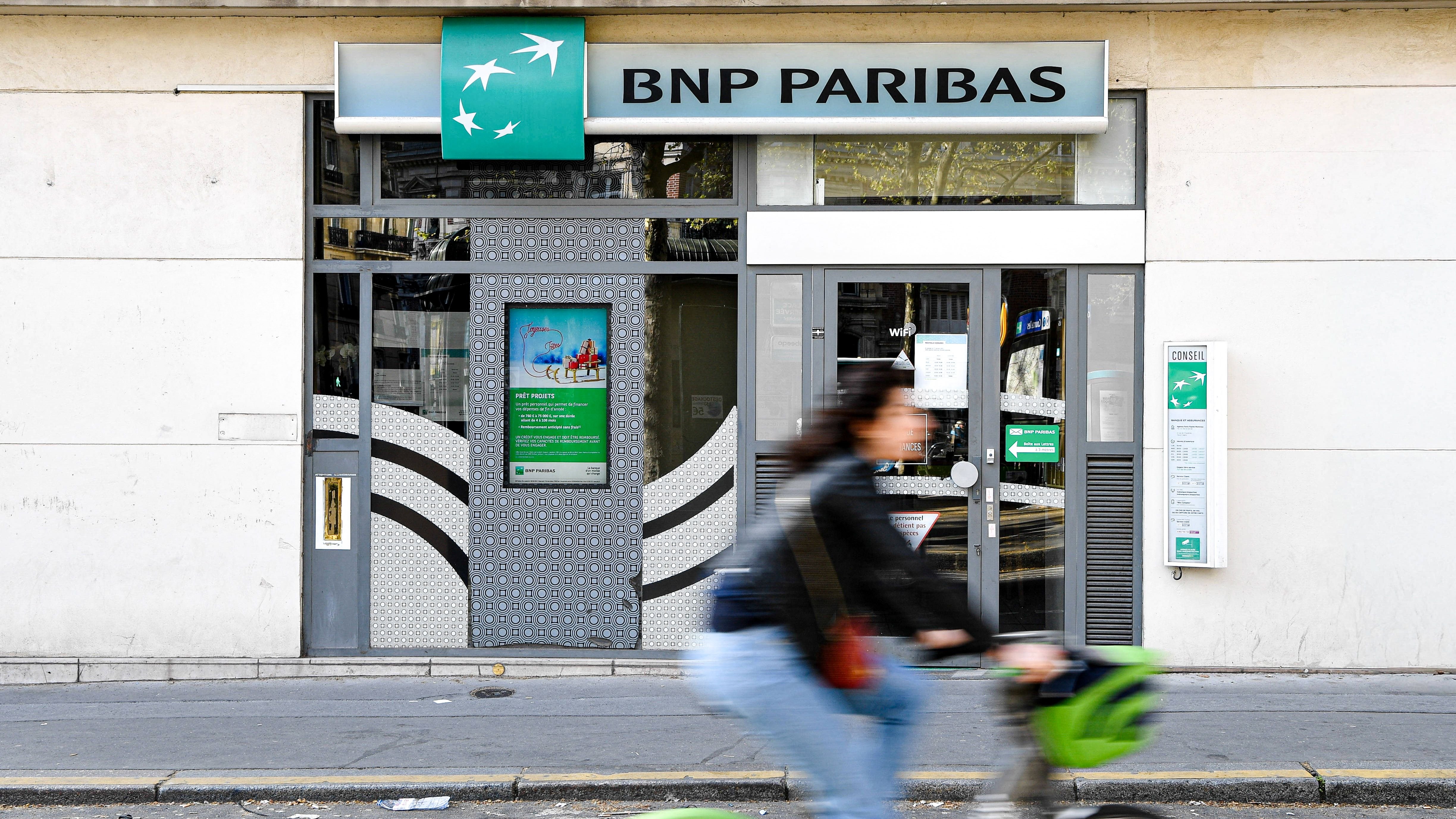French bank shares fall amid fears of a national debt crisis