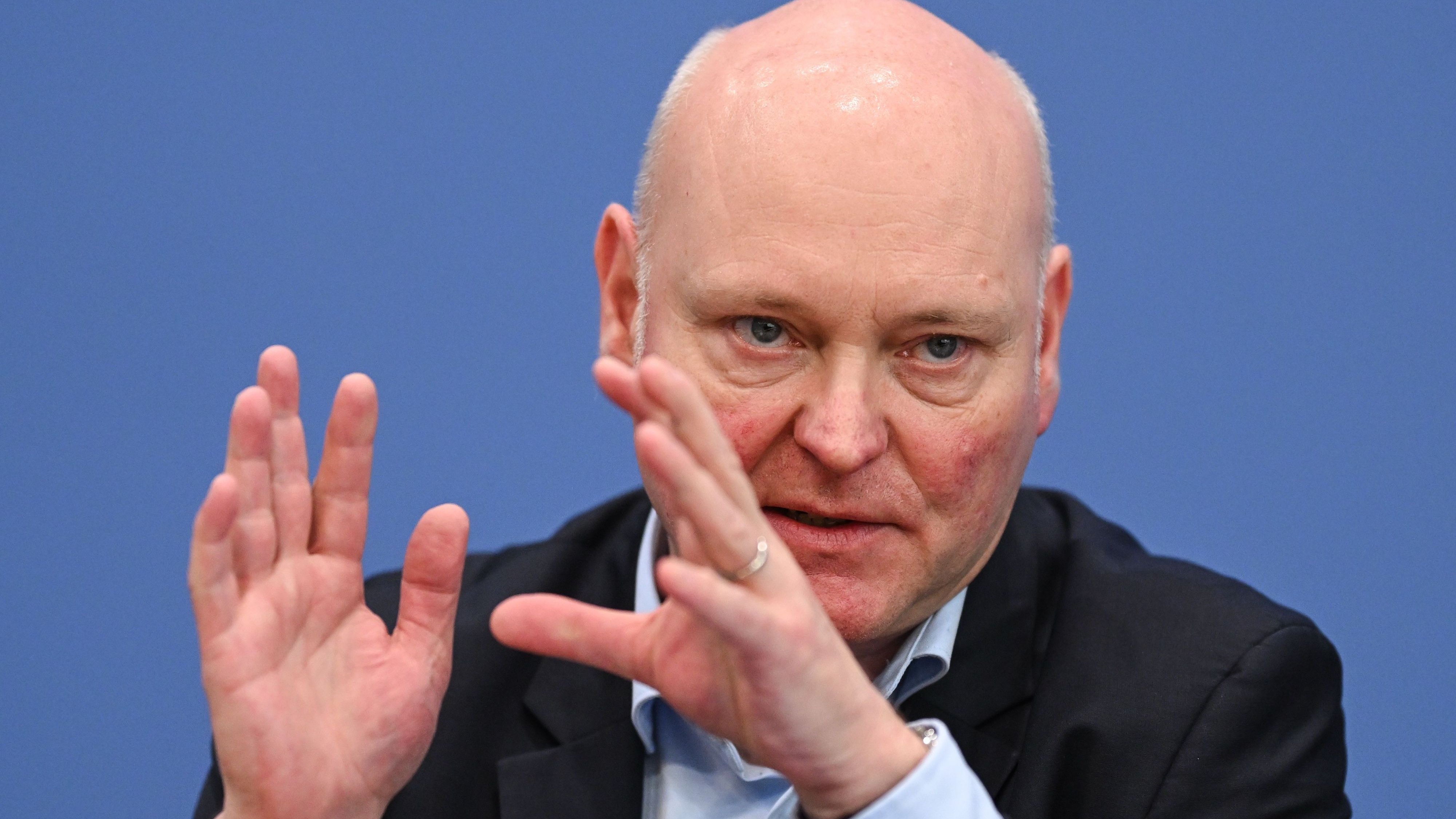 Tax cuts for companies: Economic advisor Achim Truger against faster tax ...