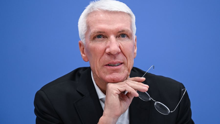 Konjunktur: Deutsche IT-Branche blickt verhalten optimistisch auf 2026 15.01.2026 berlin ralf wintergerst bitkom praesident und karin prien cdu spricht bei einer pres