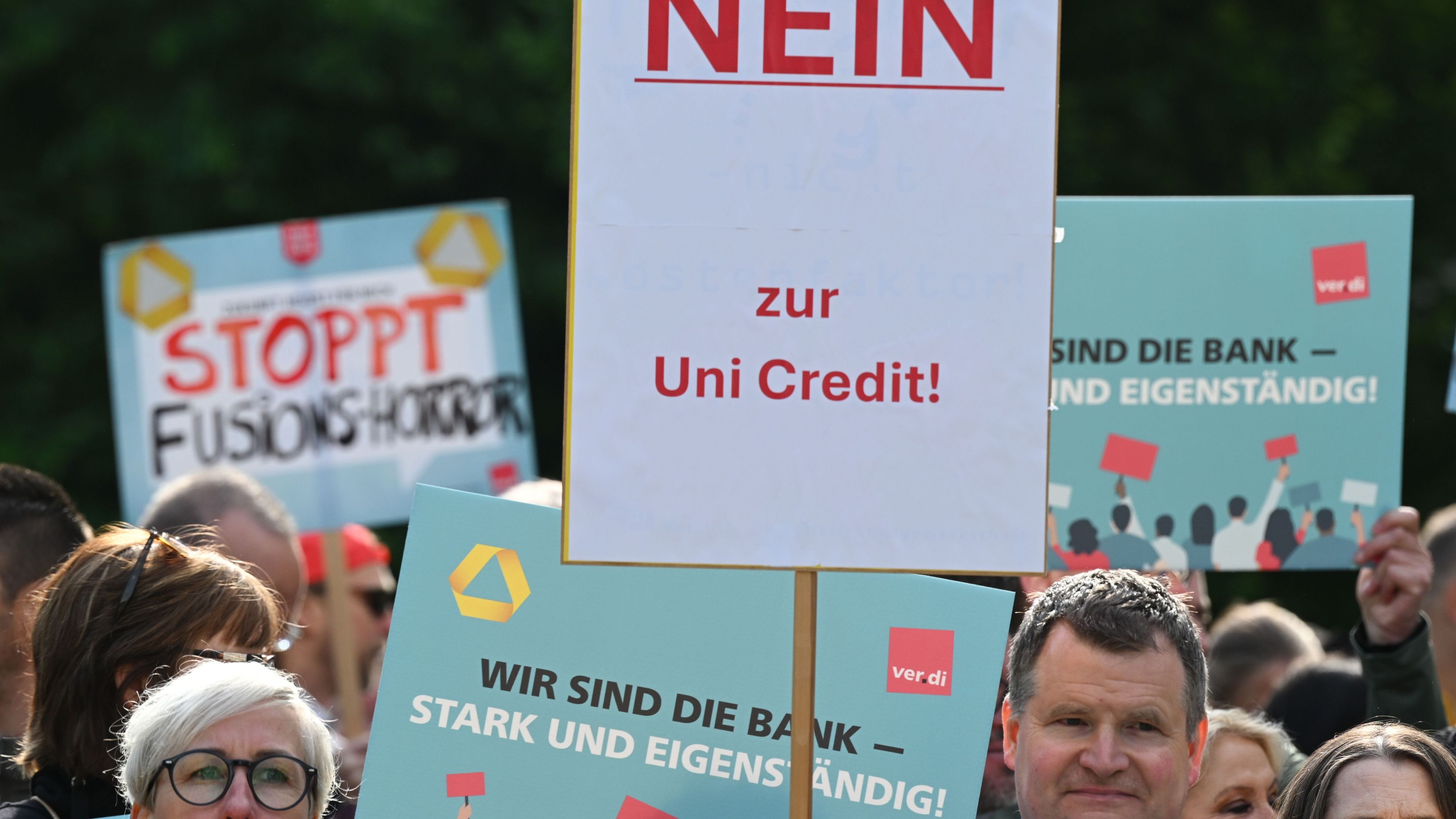 Takeover dispute: BaFin prohibits UniCredit from critical advertising ...