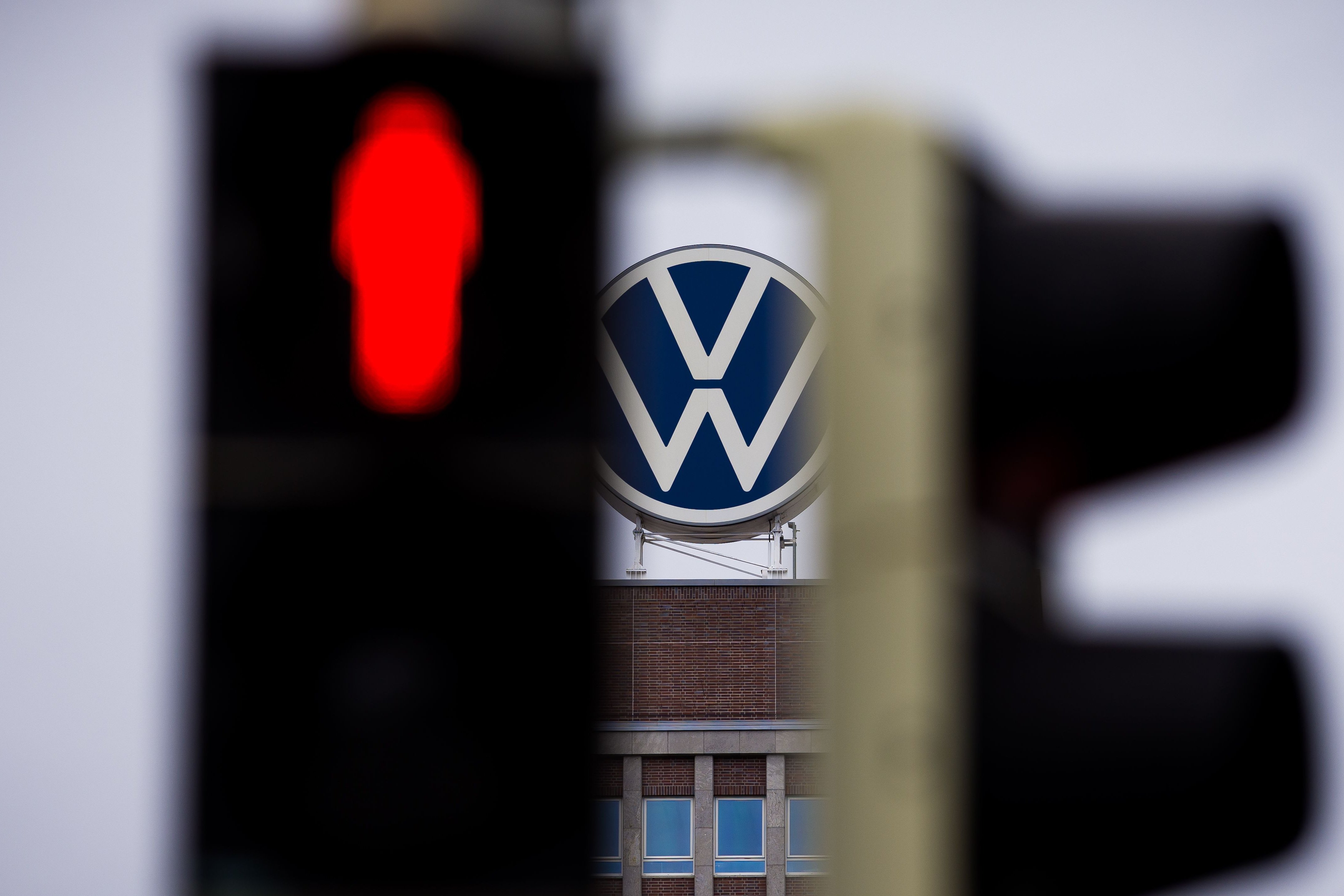 VW kappt Prognose 2026: Aktie bricht nach Gewinnwarnung ein