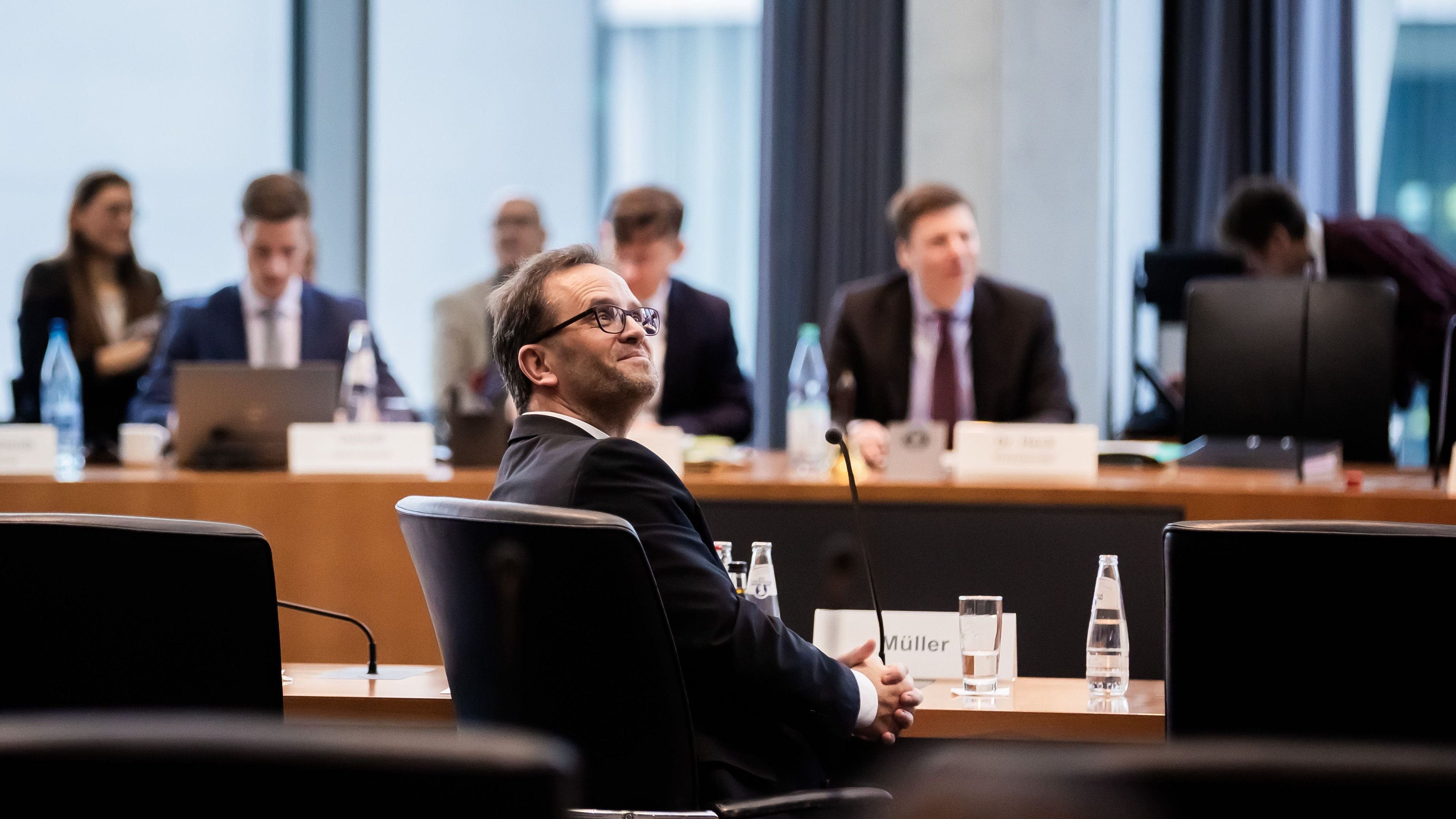 Letters and parcels: Network agency threatens Deutsche Post with heavy ...