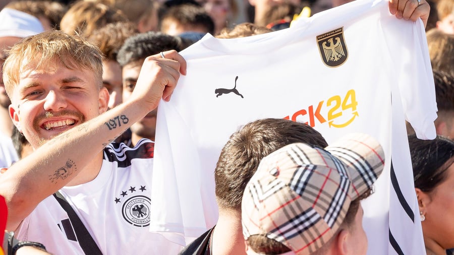 Check24-Trikot: Warum Check24 zur WM erneut Trikots verschenkt