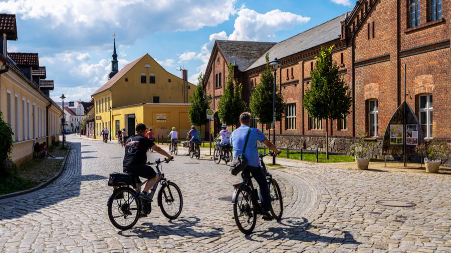 farradfahrer in der altstadt von luebbenau brandenburg deutschland farradfahrer in the old town