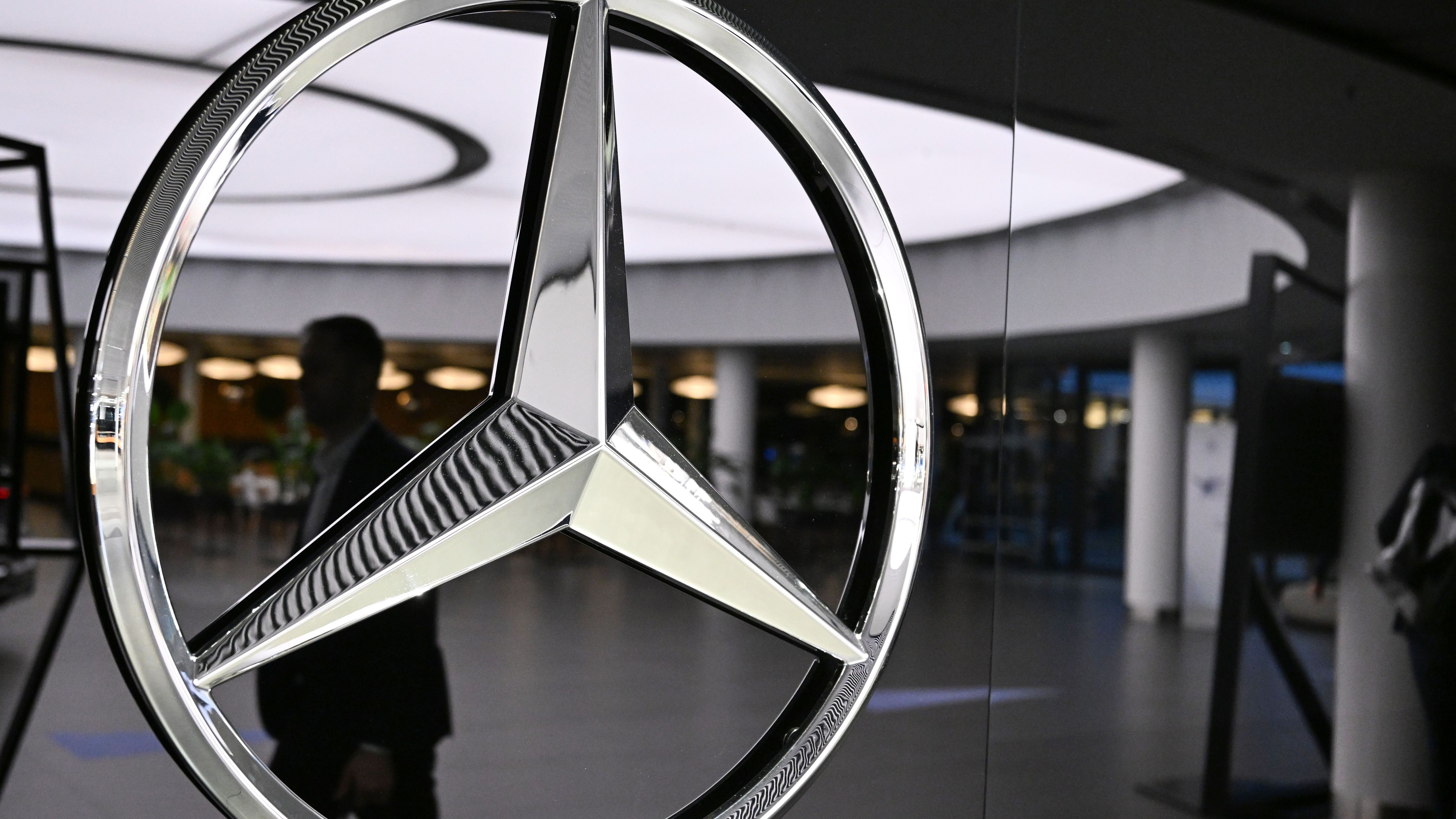 Mercedes-Benz shares may be worth twice their current price, valuation suggests