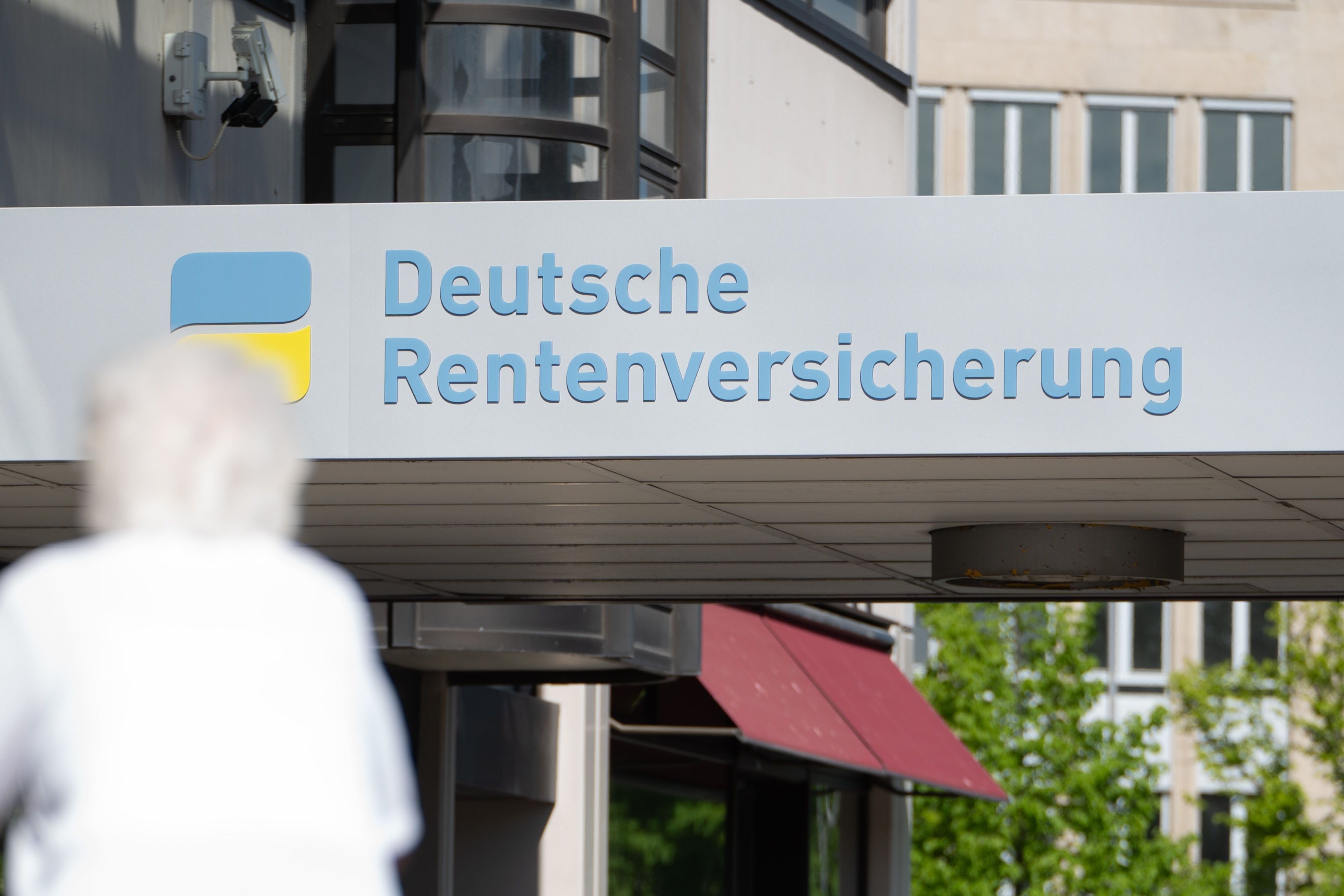 https://images.wiwo.de/kd8IOPyYKQkW/cover/3471/2314/4/3/0/0/0.5/0.5/archiv-30.04.2026-berlin-eine-frau-mit-weissen-haare-laeuft-vor-einem-haus-mit-dem-logo-der-deutsc.jpg