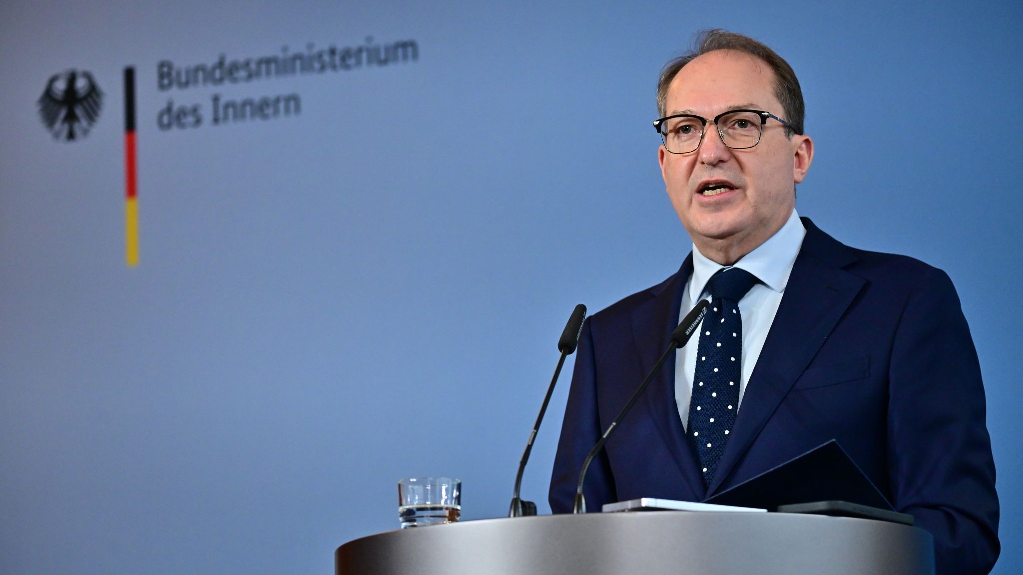 Parteien: Dobrindt lässt AfD-Gutachten prüfen - WirtschaftsWoche