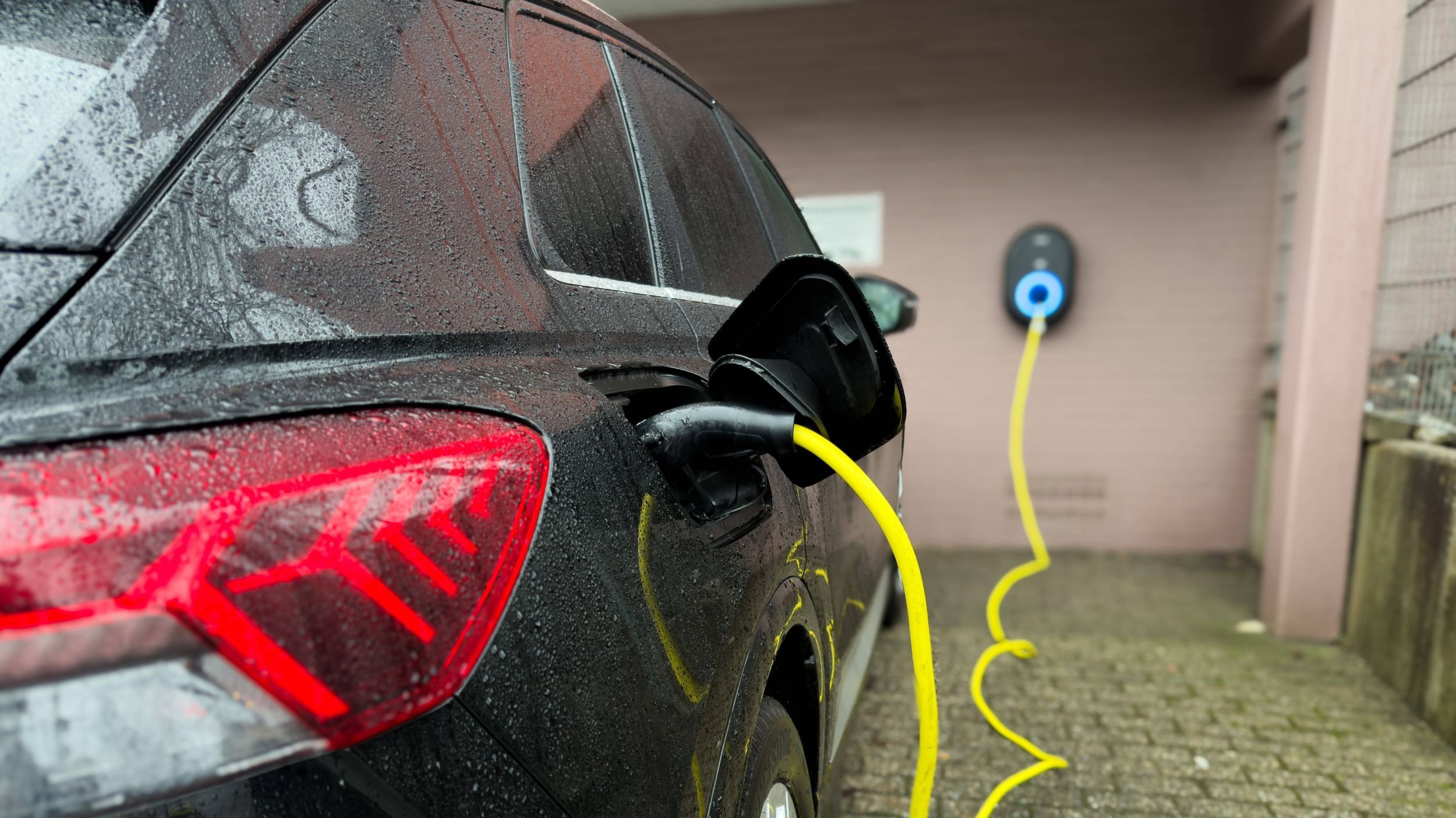 Bidirektionales Laden: Wie die Batterien von Elektroautos Stromkosten sparen