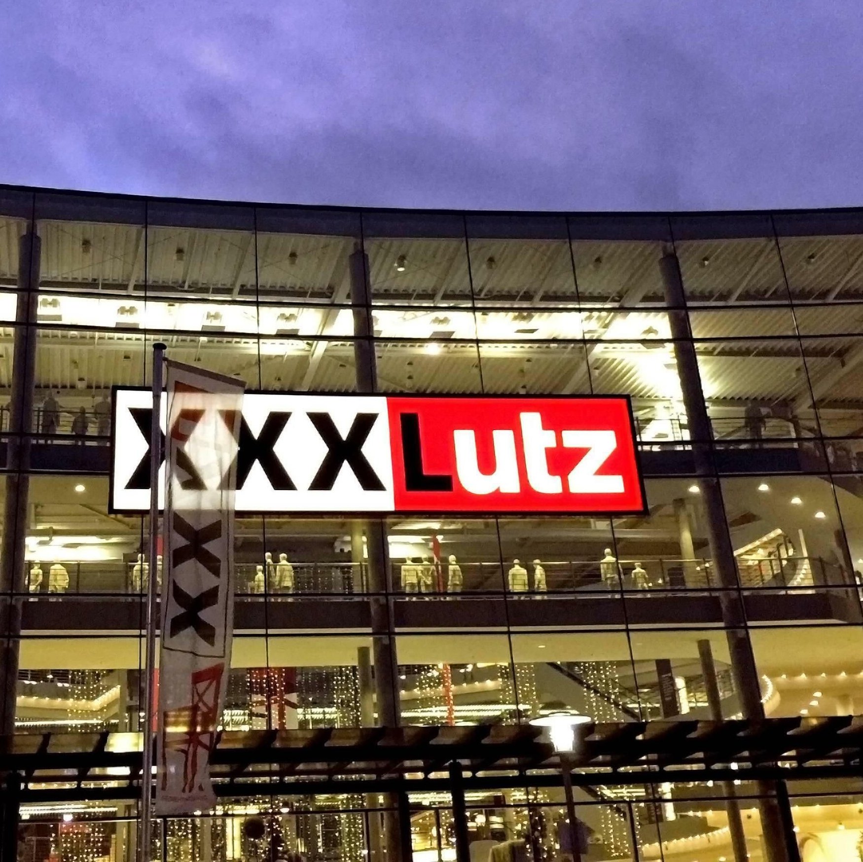 XXXLutz jagt Ikea: Gigantenrennen der Möbelhändler