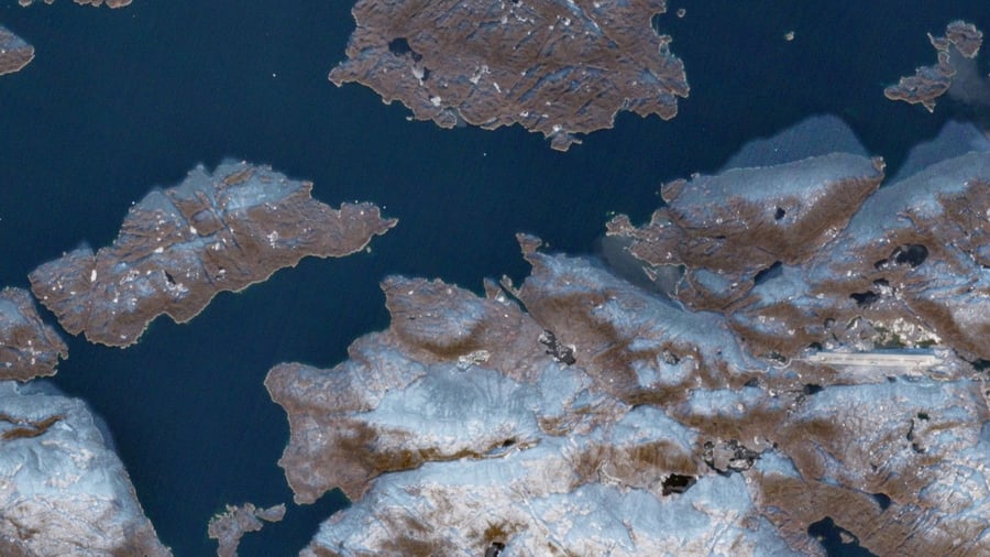 Wirtschaft von oben: Baut die dänische Marine hier einen Tiefseehafen für die Nato? hafen qaqortoq