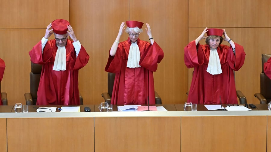 Beamtenbesoldung: Erst 3800 Euro mehr im Monat – jetzt doch nur 1000? Wie kann das sein?