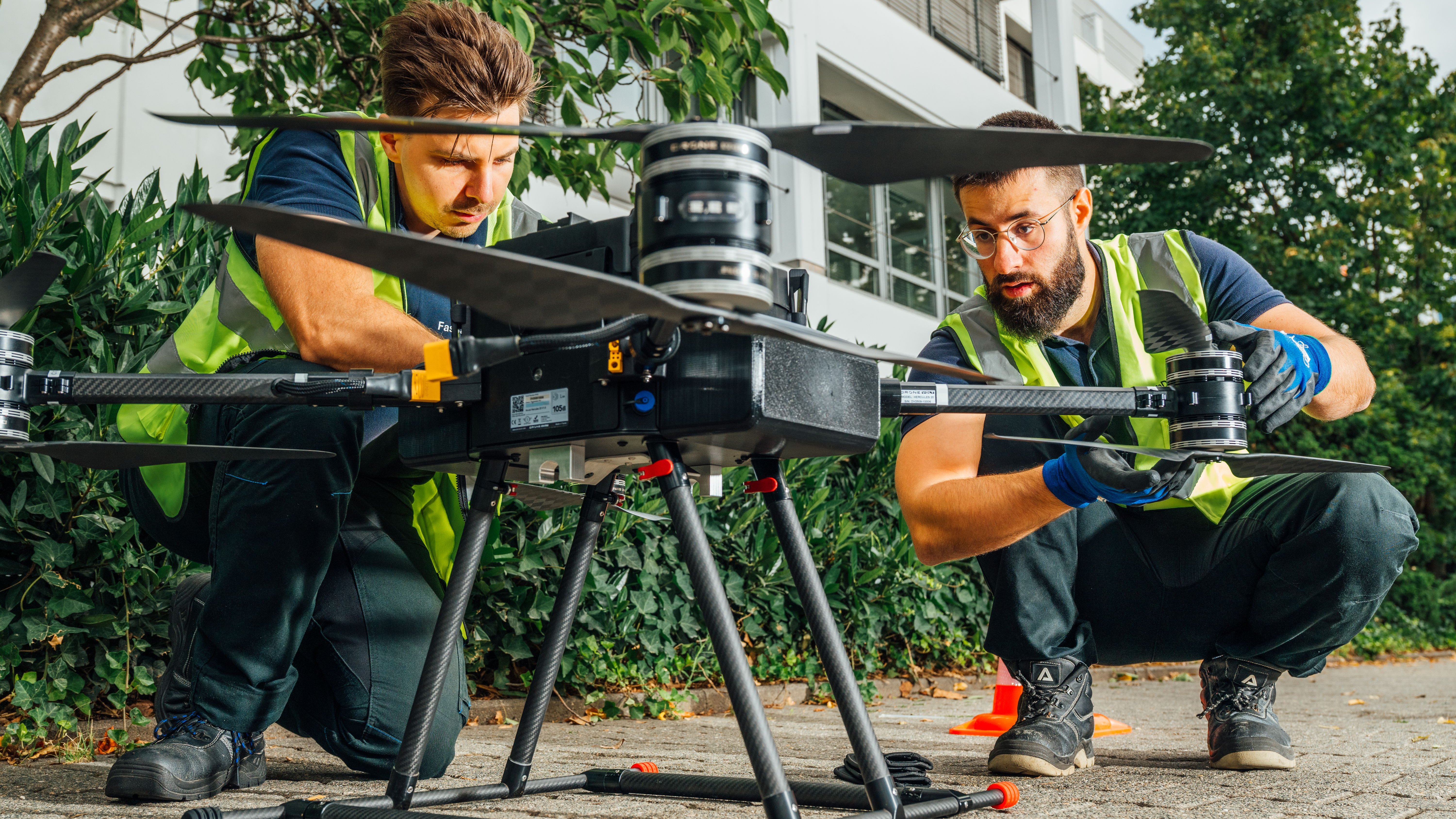 Fassadrox: Start-up bietet Fassadenreinigung mit Drohnen