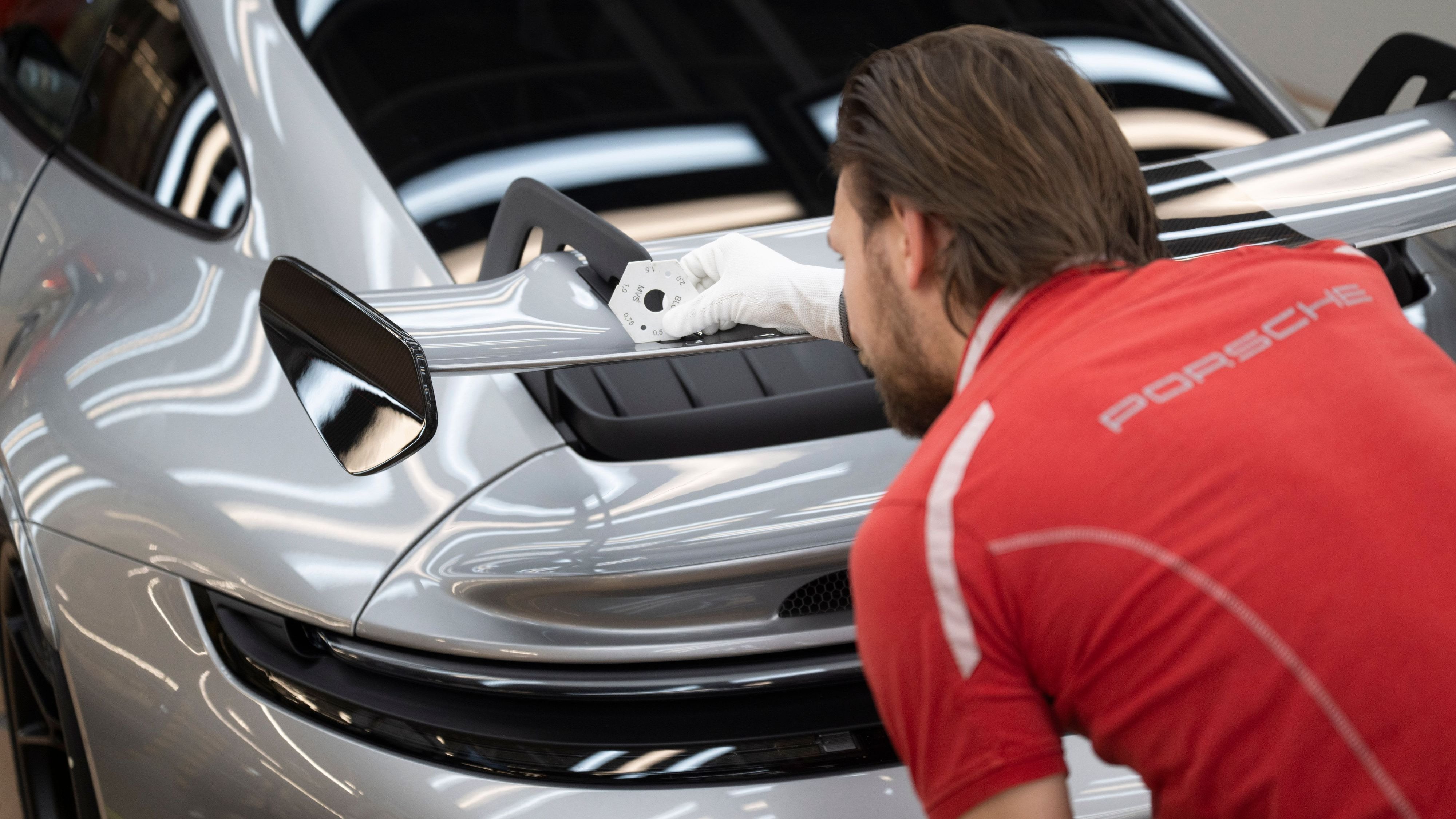 Porsche sales declining worldwide – focus on the E-Cayenne