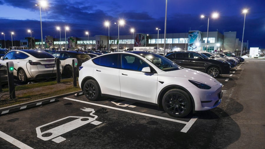 Elektroautohersteller: Tesla verkauft in vielen Ländern nur noch halb so viele Autos wie vor einem Jahr