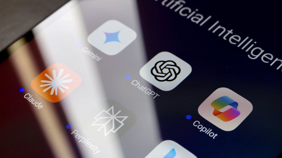 KI in deutschen Unternehmen: KI-Rennen im Mittelstand – ChatGPT sieht sich vor Gemini und Copilot