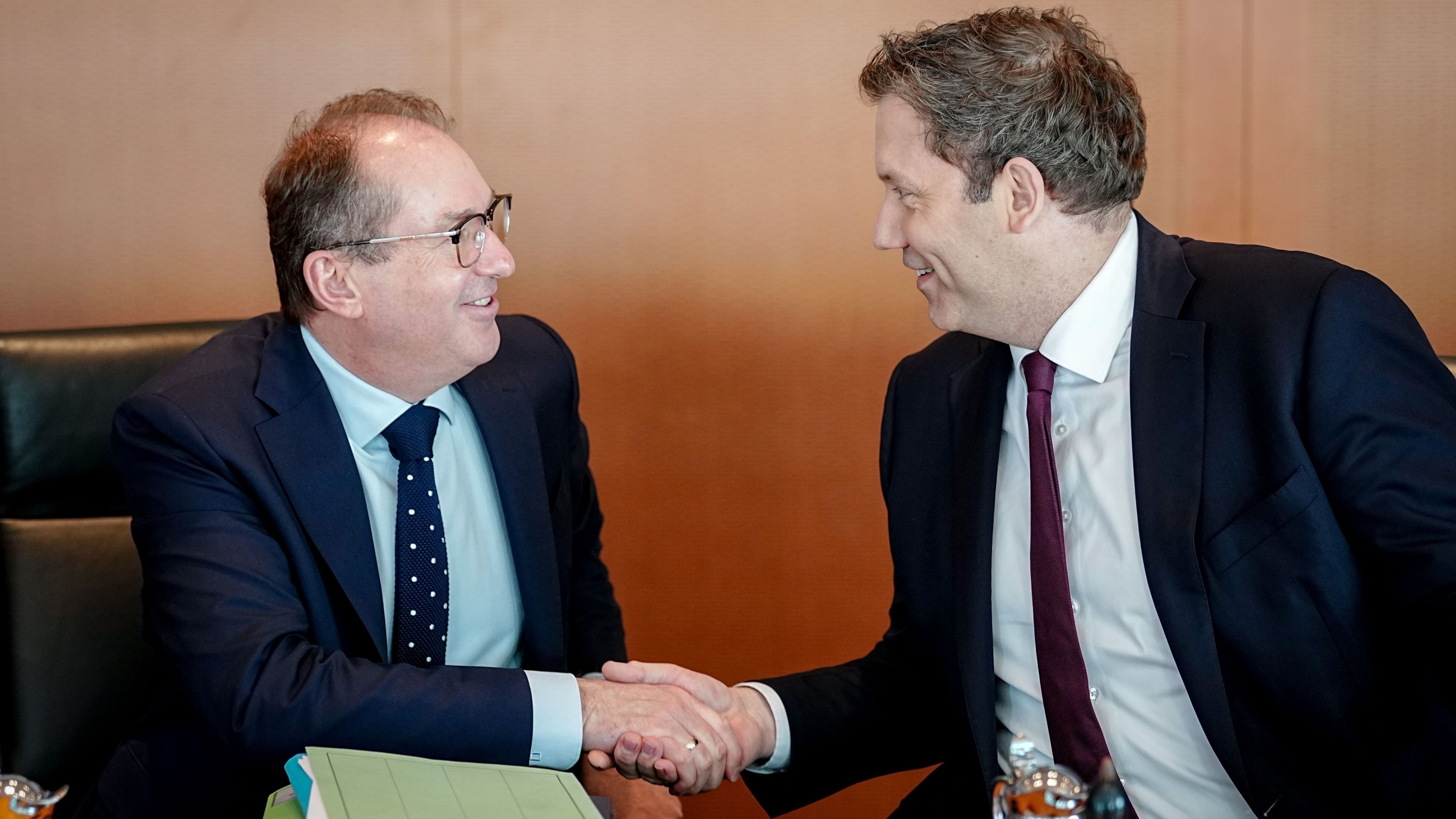 Civil servants are to receive seven billion euros more - | But the ...
