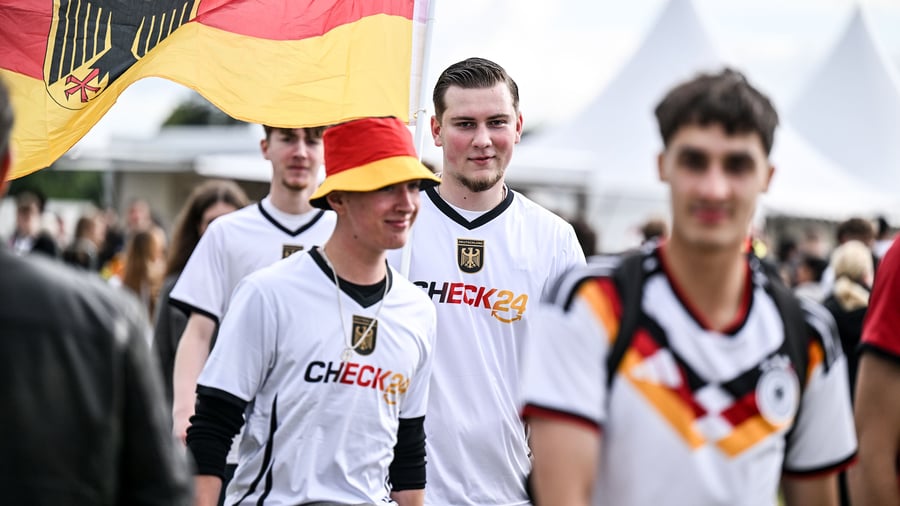 Nach Check24-Aktion: Warum Maggi, Oetker und Tedi auf Fan-Trikots setzen