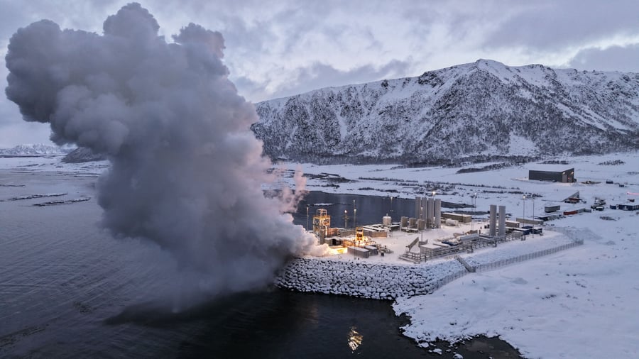 Europas Zugang zum All: Wann schafft es die erste deutsche Rakete ins Weltall? statischer feuertest der spectrum rakete von isar aerospace