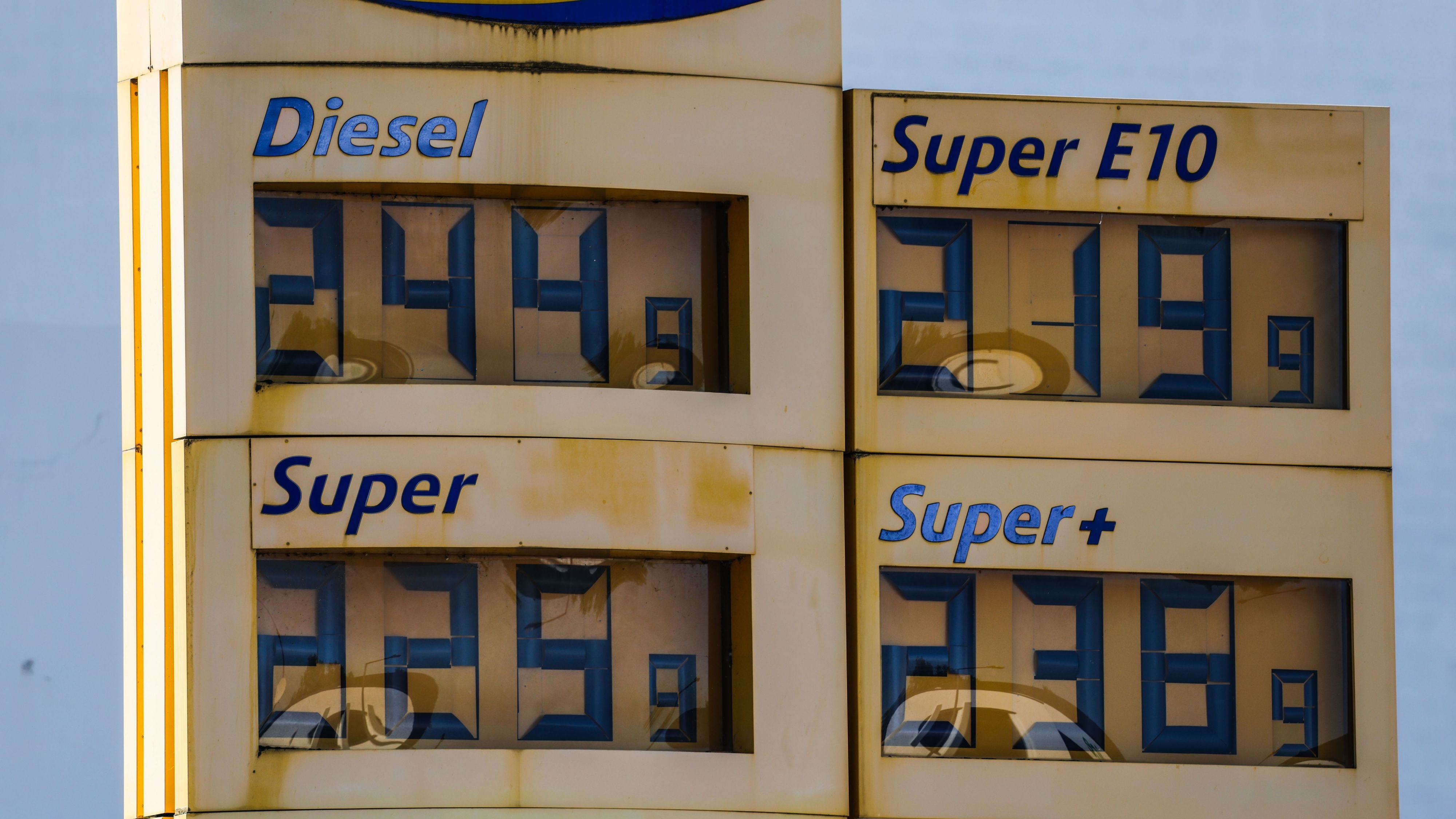 Spritpreise in Deutschland: Spritpreise steigen am Mittag weniger stark