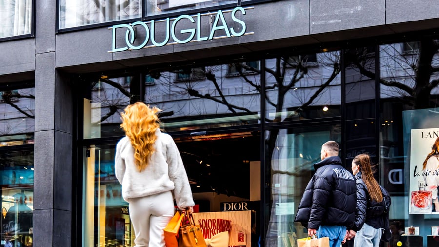 Parfümeriekette: Plötzlich attackieren die Angreifer Douglas von allen Seiten zugleich