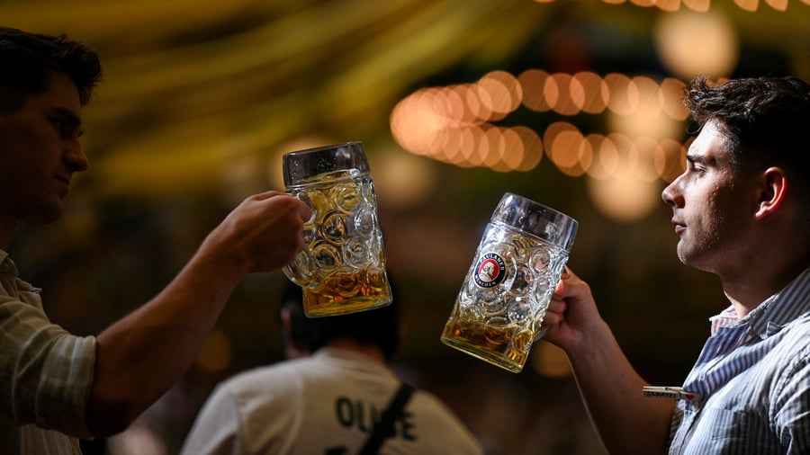 Ortstermin im Fundbüro: Gebiss, Kondom und eine Weste von Tom Kaulitz – was auf dem Oktoberfest verloren geht