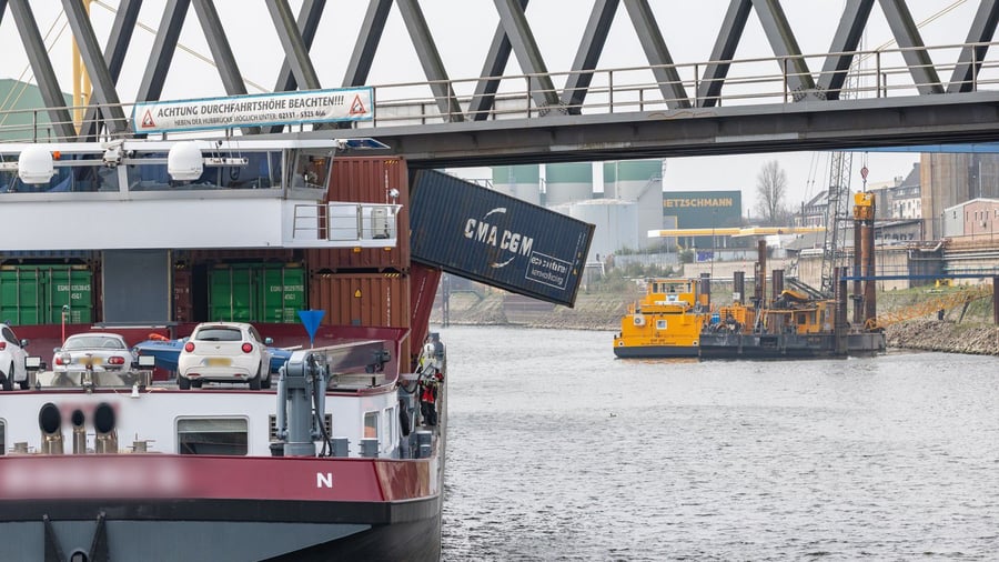 Container über Bord: Güterschiff rammt Brücke und steckt fest