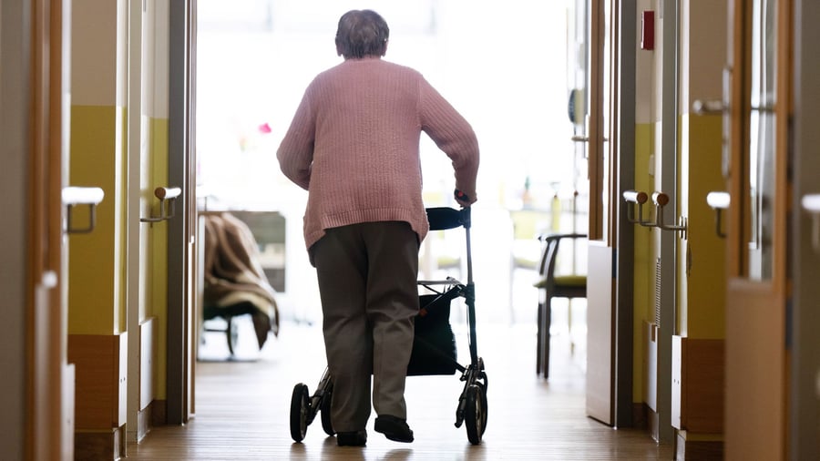 Pflegekosten: Wann das Sozialamt aufs Eigenheim zu